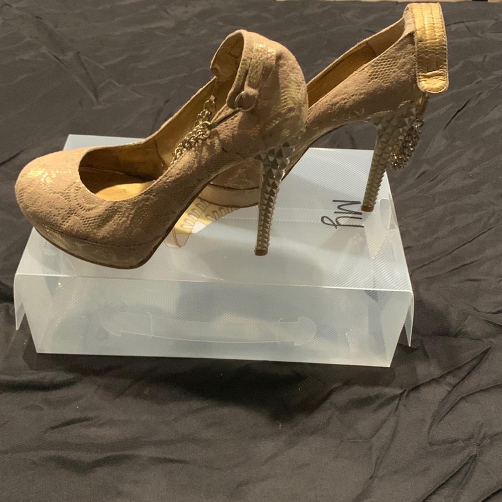 A Mundo Terra design. Gold and cream. Size 7